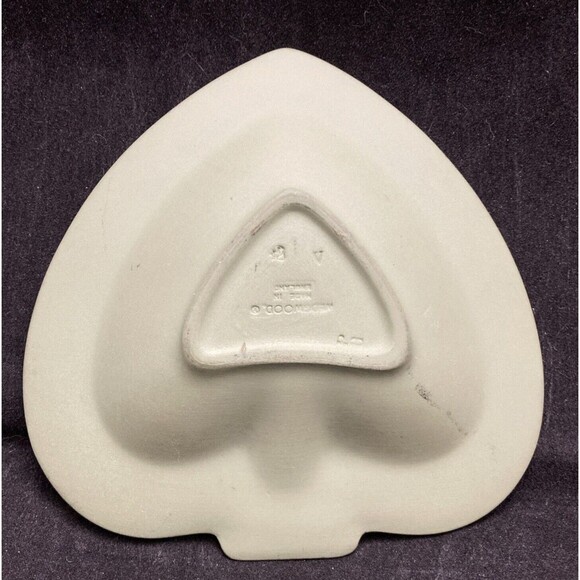 Vintage Wedgwood Green Jasperware Heart Shaped Trinket Dish 4” Made in England - Picture 4 of 6